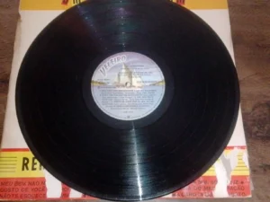 LP Vinil Renato E Seus Blue Caps - Um Embalo Com Renato E Seus Blue Caps