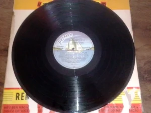 LP Vinil Renato E Seus Blue Caps - Um Embalo Com Renato E Seus Blue Caps